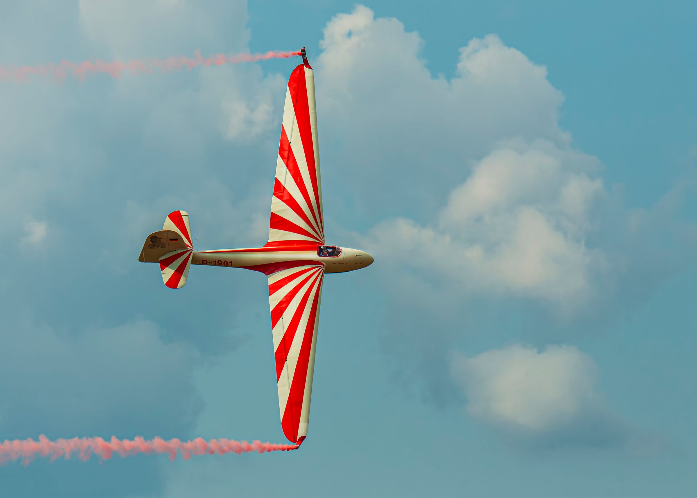 Segelflugzeug mit rot-weißen Streifen