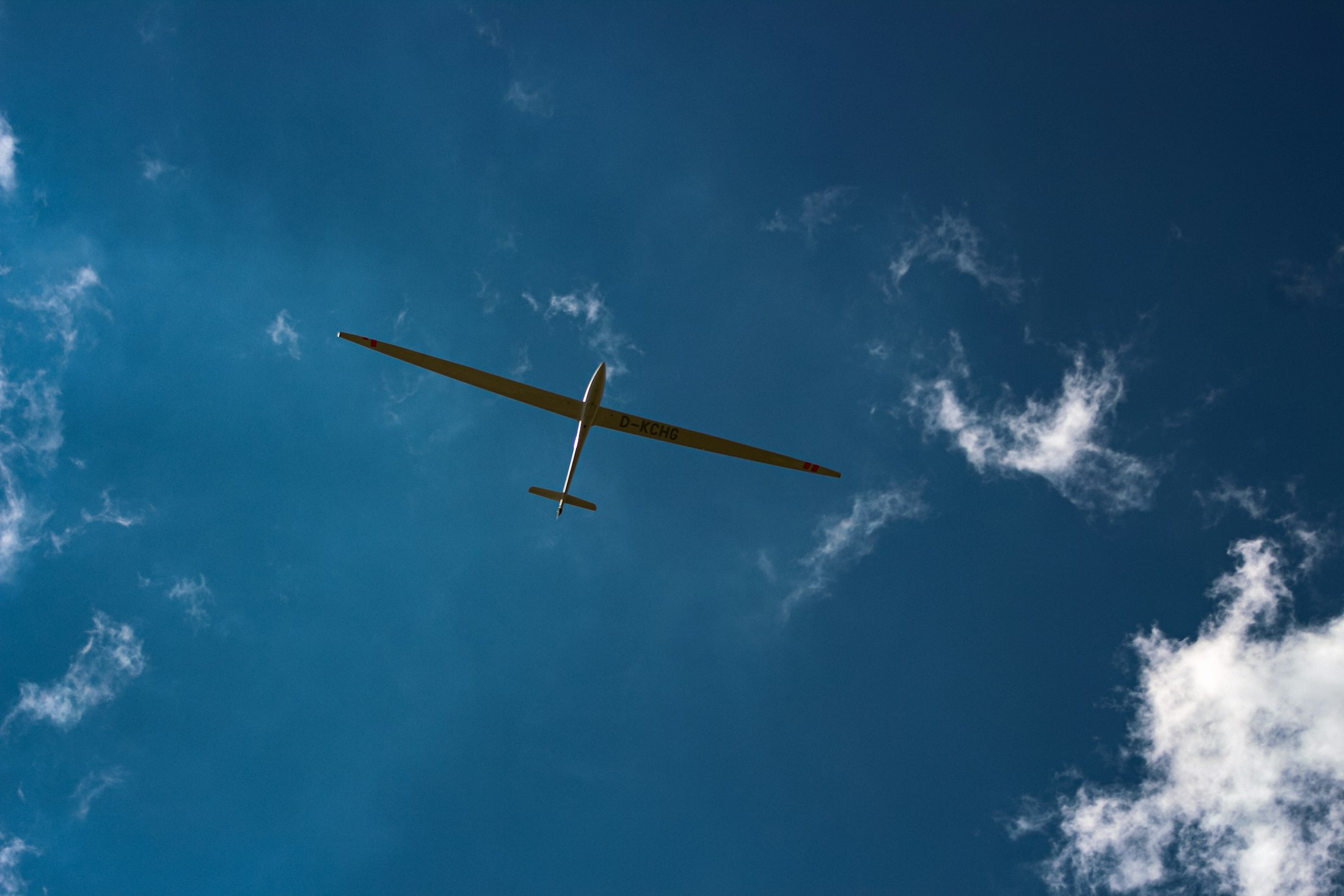 Segelflugzeug gegen blauen Himmel
