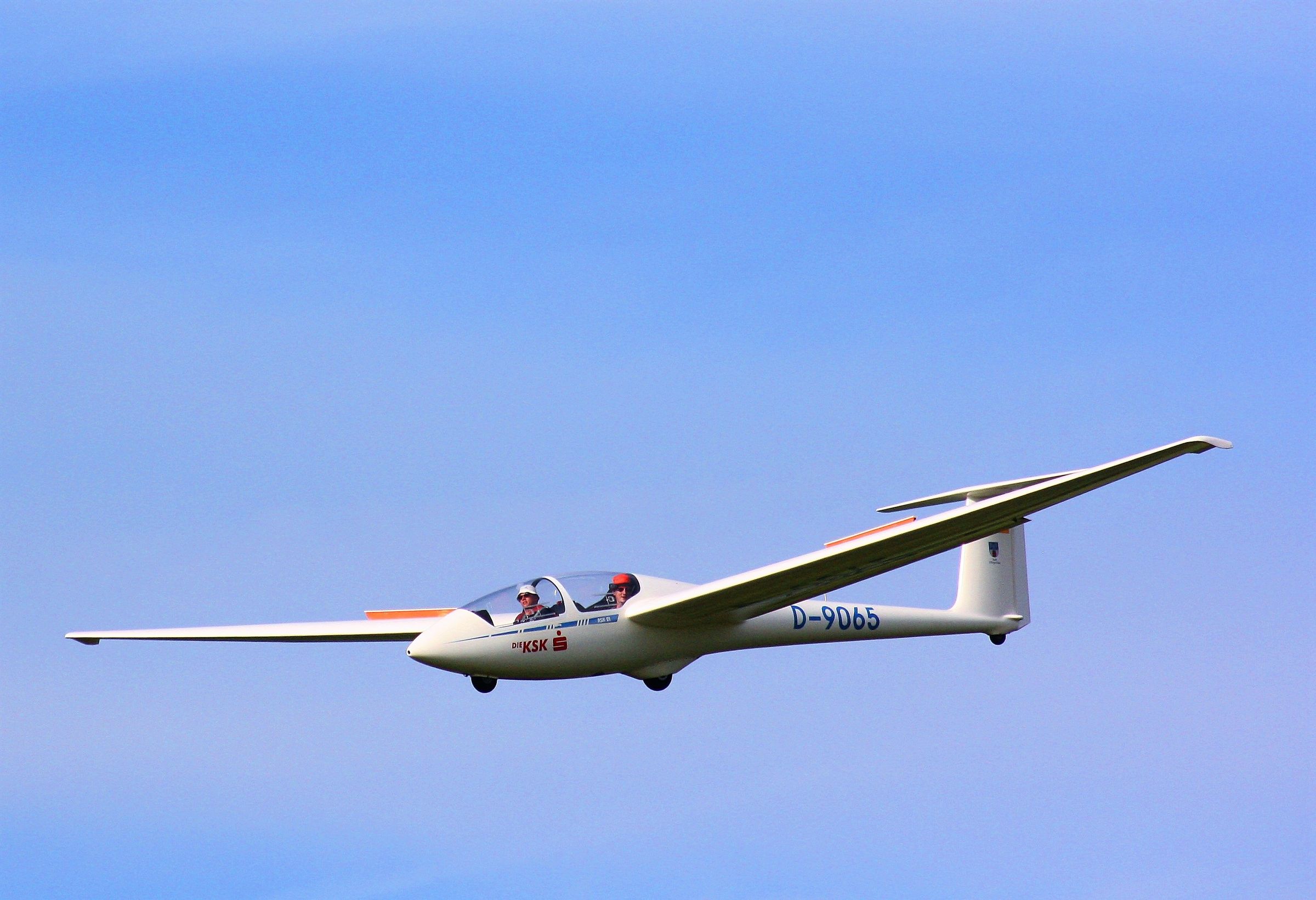 Doppelsitzer mit Fluglehrer und Passagier im Flug